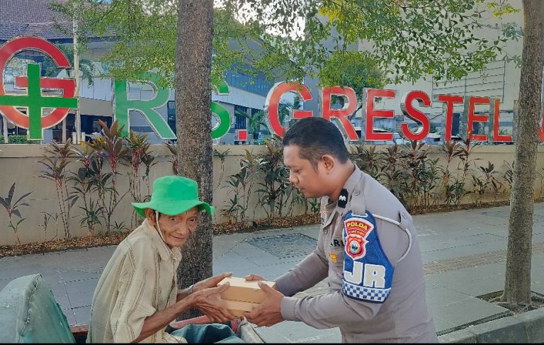 Baksos Rangkaian HUT ke-80: Polisi Jalan Raya Ringankan Beban Warga Rentan