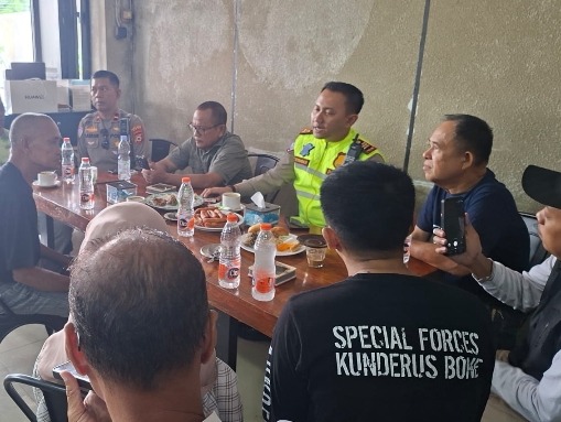 Jurnalis Diskusi Lalulintas dengan Kasatlantas Polres Bone