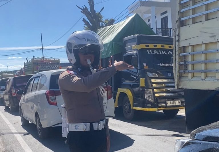 Antrian Kendaraan di SPBU, Personel Satlantas Polres Bone Beri Rasa Aman dan Nyaman ke Pengendara