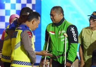 Dua Ojol Penyintas Kecelakaan Terima Bantuan Alat Bantu dari Korlantas Polri