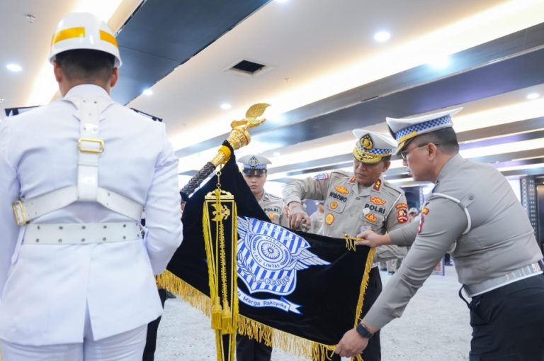 Jelang HUT ke-71, Pataka Korlantas Dicuci