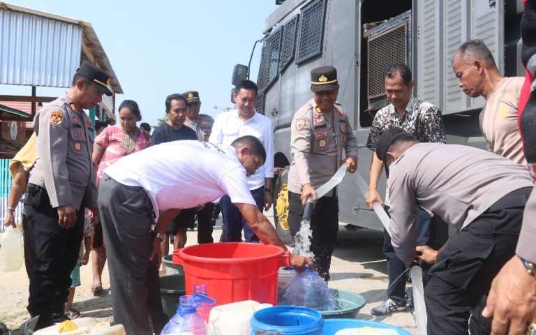 Polres Wajo Salurkan 6.000 Liter Air Bersih untuk Warga Desa Nepo