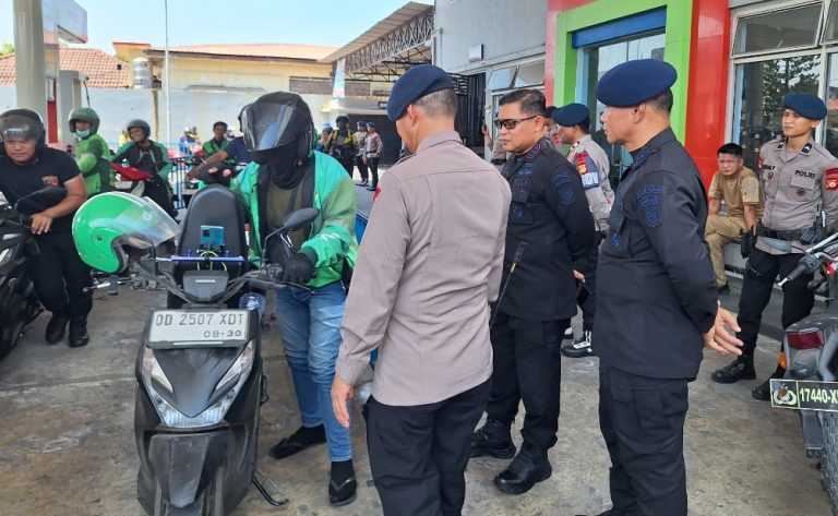 500 Ojol dan Warga Dapat BBM Gratis Sat Brimob Polda Sulsel