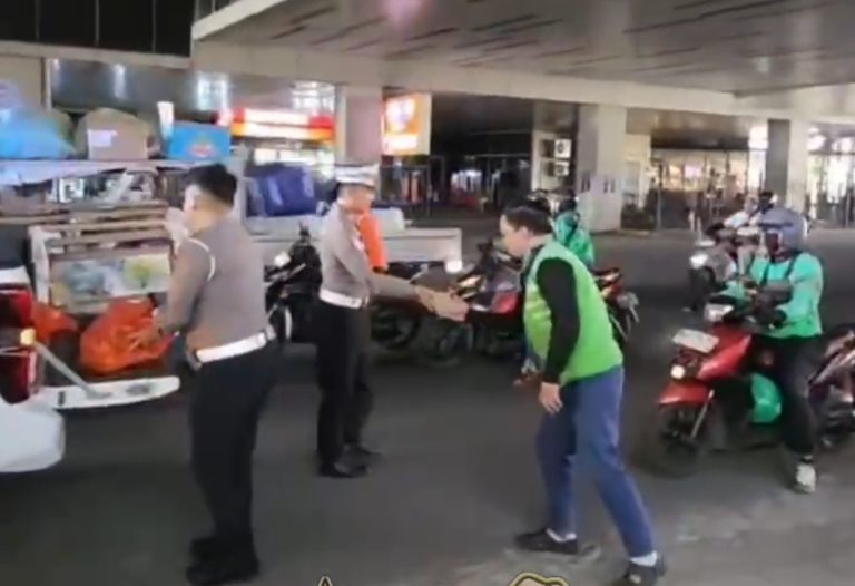 “Polisi Bersama Masyarakat”, Subdit Gakkum Ditlantas Polda Sulsel Kembali Berbagi
