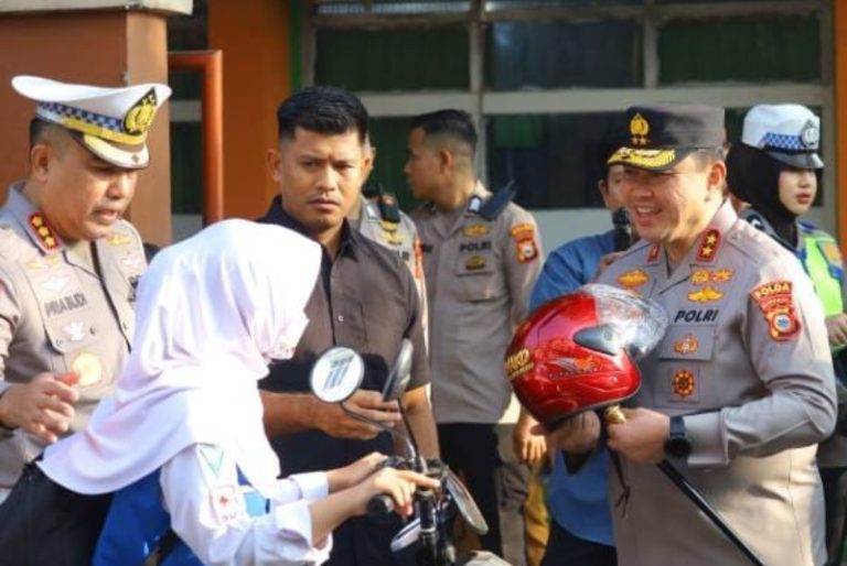 Kapolda Sulsel dan PJU Serta Kapolres jajaran Turun ke Jalan, Uji Nyata “Polisi Bersama Masyarakat”