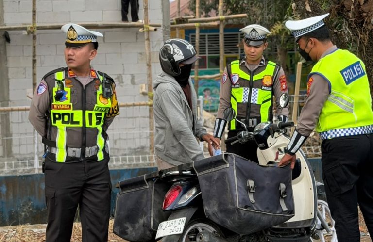 Ops Patuh Hari ke-2, Satlantas Polres Bone Gencarkan Edukasi Tertib Berlalu Lintas